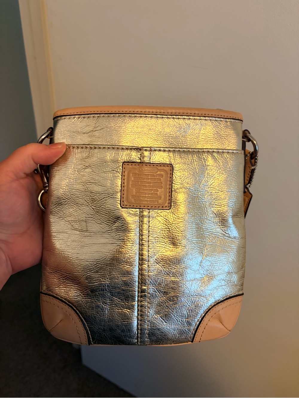 VTG Coach Metallic Leather Swingpack Crossbody Bag Silver Tan Trim Messenger Y2K
